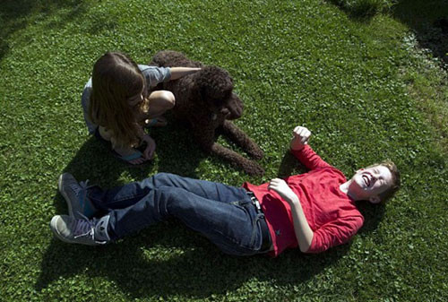 Wren vui đùa bên cạnh cô em gái Avy của mình – người đầu tiên đã nói với ba mẹ về giới tính của anh trai. Từ khi bắt đầu sống như một cậu bé, Wren đã trở nên hạnh phúc hơn