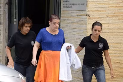 Giết 300 bệnh nhân để giải phóng giường bệnh. Bác sĩ Virginia Soares de Souza, 56 tuổi, đã phải chịu trách nhiệm với cái chết của gần 300 bệnh nhân tại bệnh viện Evangelical ở thành phố Curitiba, Brazil vào tháng 3 năm 2013. Các nhà điều tra thuộc Bộ Y tế Brazil cho hay, bác sĩ Virginia Soares de Souza và cộng sự đã tiêm thuốc giãn cơ như Pancuronium cho các bệnh nhân, làm gia tăng sự phụ thuộc của bệnh nhân vào việc hô hấp nhân tạo, sau đó giảm nguồn cung cấp ô xy, khiến họ chết ngạt.