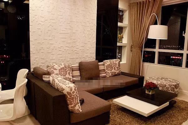 Với diện tích 106m2, Cao Thái Sơn chỉ dùng những gam màu đơn giản như trắng, đen hoặc các sắc nâu khi trang trí nội thất.