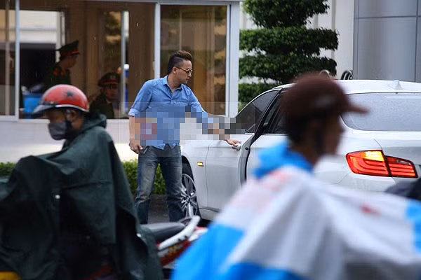 Không biết tính chính xác của thông tin này đến đâu, bởi có nhiều lời bình luận trái chiều về chiếc xe đắt giá Cao Thái Sơn được tặng.