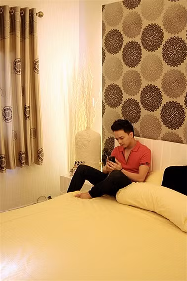 Trước đây, Cao Thái Sơn sở hữu một căn hộ chung cư khá đơn giản ở quận 4 - TP HCM. Nội thất trong nhà cũng được bày biện hết sức giản dị.