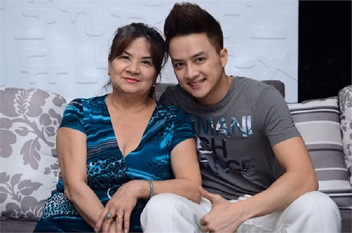 Hiện tại chàng ca sỹ "Con đường mưa" đang sống cùng mẹ trong căn hộ cao cấp này.