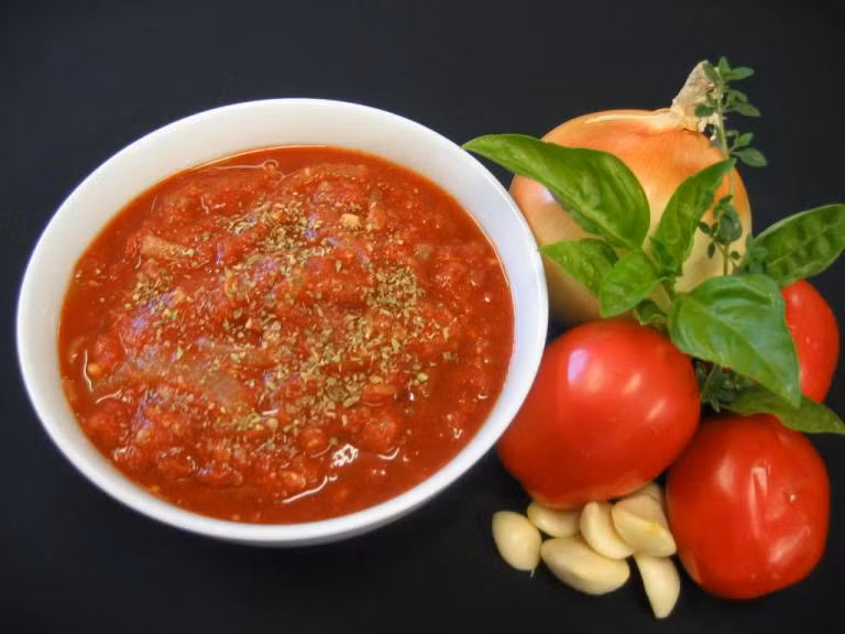 Làm “nước sốt” đặc sắc. Nước sốt được xem là yếu tố quyết định hương vị cho rất nhiều món ăn hiện đại. Nếu bạn muốn gây ấn tượng với người thưởng thức, bạn phải khiến cho họ vừa lòng và cảm thấy tuyệt vời và suýt xoa với món nước sốt có bí quyết từ riêng bạn.