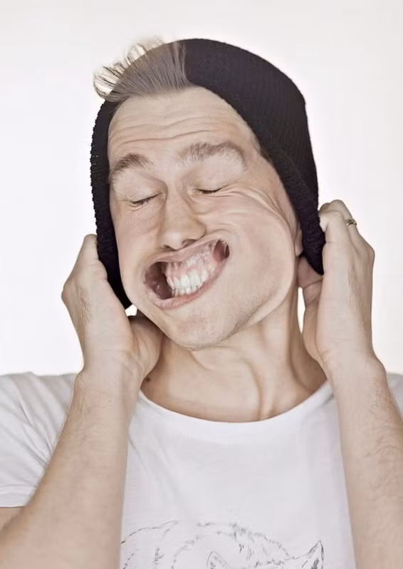 Chàng trai này phải giữ chặt chiếc mũ và nhắm nghiền mắt vì cơn gió đập thẳng vào mặt.