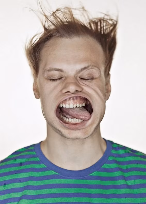 Gió khiến cho người ta nhìn thấy rõ ràng bộ hàm của người đàn ông này.