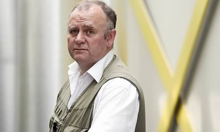 Ken Walters không phải người có óc sáng tạo, nghệ sĩ trước khi bị đột quỵ hồi năm 2005. Người kỹ sư 30 tuổi đang sống yên ổn thì bị một tai nạn khủng khiếp trong trang trại khiến anh phải ngồi xe lăn, nằm liệt giường suốt 19 năm sau đó. Cho đến một ngày gia đình đưa anh vào bệnh viện vì một cơn đột quỵ và cách duy nhất để một người liệt nửa người giao tiếp là bằng giấy và bút. Ngay trong ngày đầu tiên, Walters đã vẽ lại những hình ảnh trong một bộ phim hoạt hình vô thức mà không thể nào ngừng lại được. Hàng ngày, ông thức dậy lúc 2 giờ để vẽ cho tới khi bình minh. Chứng xuất huyết não đã tặng anh một món quà bất ngờ với khả năng sáng tạo và vẽ tranh nghệ thuật.