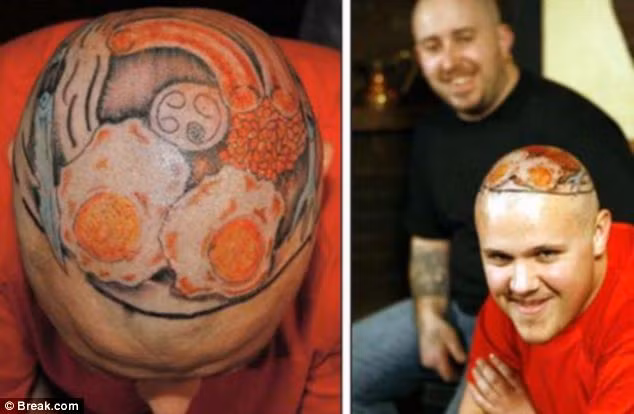 Người đàn ông này xăm hình bữa sáng với các món ăn trên đầu mình.