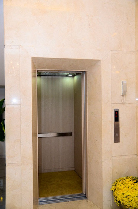 Ngôi nhà sử dụng cả thang máy.