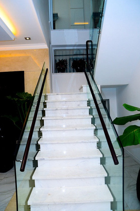 Lối cầu thang bộ với lan can bằng kính sang trọng.