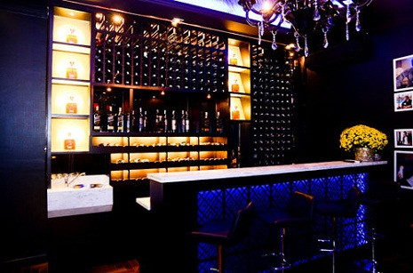 Quầy rượu được đặt trên lầu 3 của căn nhà.