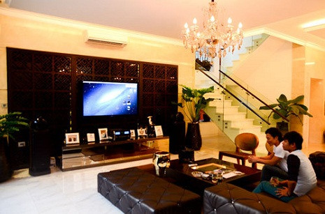 Phòng khánh dưới nhà rộng rãi và sang trọng với nội thất màu tối.