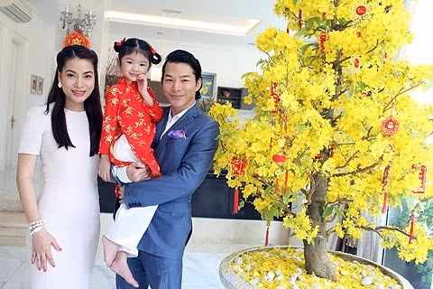 Gia đình hạnh phúc Trần Bảo Sơn - Trương Ngọc Ánh trong căn biệt thự sang trọng.