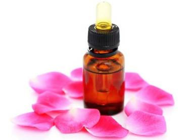 Tinh dầu hoa hồng. Tinh dầu hoa hồng nổi tiếng với đặc tính xoa dịu thần kinh, giảm căng thẳng, chống trầm cảm, chống viêm, diệt khuẩn, giải độc gan, làm đẹp da và giảm đau cơ bắp khi được dùng để xoa bóp cơ thể.