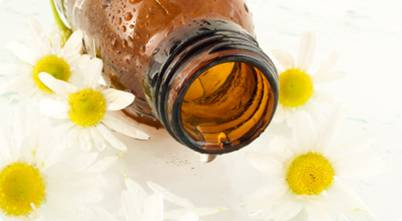 Tinh dầu hoa cúc. Tinh dầu hoa cúc nổi tiếng với tác dụng xoa dịu thần kinh và gây cảm giác buồn ngủ. Do đó, khi bạn mất ngủ, hãy cho vài giọt tinh dầu hoa cúc vào bồn nước ấm để tắm, bạn sẽ có giấc ngủ ngon.