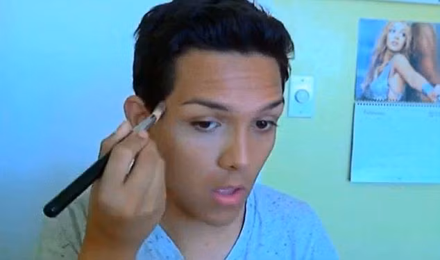 Cassidy cố gắng make up để trông giống một cô gái trước khi phẫu thuật.