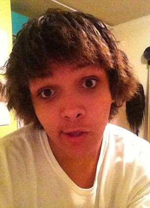 Trước khi phẫu thuật chuyển giới Cassidy luôn cố gắng để giống một cô gái