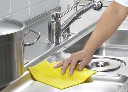 Khử trùng. Bạn nên biết rằng ô nhiễm chéo trên dụng cụ chế biến đồ ăn, thực phẩm và bếp có thể là một trong những nguyên nhân dẫn đến ngộc độc thực phẩm, do đó, cần lưu ý khử trùng sạch sẽ dụng cụ trong bếp. Chẳng hạn như dao dùng trét phô mai lại được dùng cắt thịt, chả; chảo chiên trứng xong có thể dùng để xào rau...