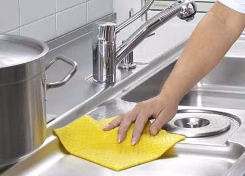 Khử trùng. Bạn nên biết rằng ô nhiễm chéo trên dụng cụ chế biến đồ ăn, thực phẩm và bếp có thể là một trong những nguyên nhân dẫn đến ngộc độc thực phẩm, do đó, cần lưu ý khử trùng sạch sẽ dụng cụ trong bếp. Chẳng hạn như dao dùng trét phô mai lại được dùng cắt thịt, chả; chảo chiên trứng xong có thể dùng để xào rau...