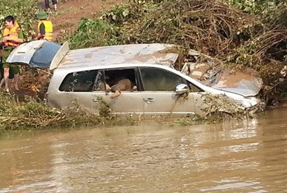 Khoảng 6h ngày 22/9, lực lượng chức năng đã tìm thấy chiếc xe ô tô 7 chỗ gặp nạn. Ảnh: VOV