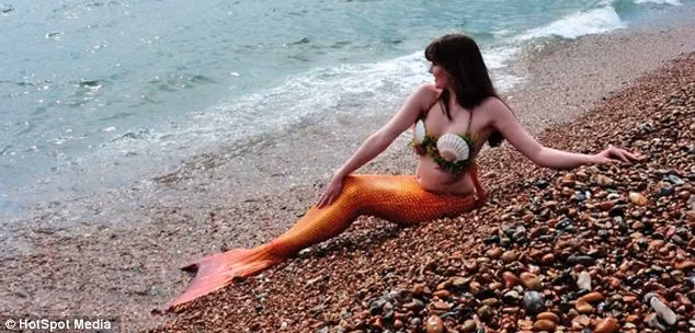 Kelly trên bãi biển Brighton, cô cho rằng bơi lội đã giúp cô lấy lại sức mạnh của mình sau khi căn bệnh quái ác tấn công.