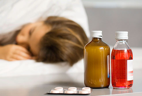 Một số loại thuốc thông thường. Đôi khi thuốc mà trẻ sử dụng để trị bệnh có thể làm ảnh hưởng đến chất lượng giấc ngủ của mình. Các loại thuốc làm thông mũi và thuốc kháng histamine trị cảm lạnh hoặc dị ứng có thể làm cho trẻ cựa quậy, ngủ không yên giấc. Tác dụng phụ của thuốc ADD/ADHD thường là khó ngủ. Nếu thuốc làm cho trẻ khó ngủ thì bạn nên nói chuyện với bác sĩ nhi khoa về việc thay đổi thuốc, liều lượng, hoặc giờ sử dụng thuốc.