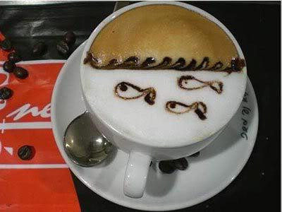 Trong các quán cà phê ở Ý, người đứng bán ở bar thường dùng khuôn hay dùng thìa và bằng cách khuấy điệu nghệ trong lúc rắc bột để tạo thành những tách cafe Capuchino hình nghệ thuật rất độc đáo.