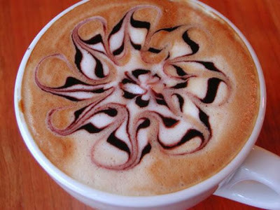 Những buổi tối hẹn hò, được ngồi nhâm nhi những tách capuchino tạo hình đẹp thì còn gì lãng mạn hơn.