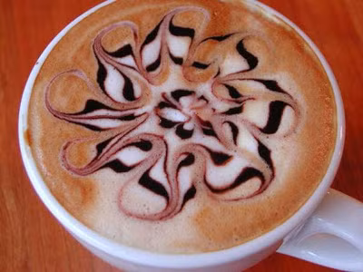 Những buổi tối hẹn hò, được ngồi nhâm nhi những tách capuchino tạo hình đẹp thì còn gì lãng mạn hơn.