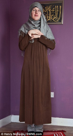 Lucy Vallende mặc váy và lần đầu tiên hẹn hò với người đàn ông của cô trên các trang web hẹn hò trực tuyến