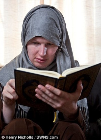 Cô bắt đầu ăn mặc như một người phụ nữ và có mối quan hệ với những người đàn ông.