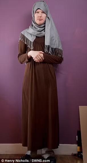 Hai người đã kết hôn với nhau, tuy nhiên cho đến trước đám cưới, người chồng không hề biết rằng trước đây cô đã từng là đàn ông.