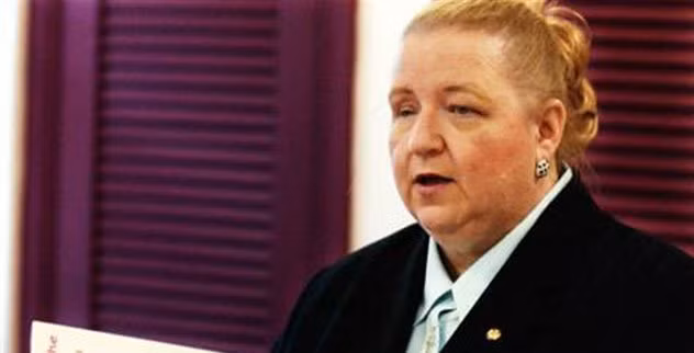 Bà Carol Weihrer bị đau mãn tính ở mắt bên phải, theo lời khuyên của bác sĩ, mắt còn lại của cô sẽ nhìn rõ hơn nếu được phẫu thuật mắt. Ca phẫu thuật đã kéo dài 5 giờ rưỡi, sau 2 giờ Carol đã tỉnh dậy và chịu đau đớn trong suốt ca phẫu thuật vì không cử động được. Bà tiết lộ rằng các bác sĩ đã sơ suất trong trường hợp của bà, do trước khi phẫu thuật họ phải tiêm thuốc gây tê và gây mê thành 2 lần khác nhau. Nhưng thật không may, bà chỉ được tiêm thuốc một lần, đến chừng giữa ca phẫu thuật Carol tỉnh dậy nhưng không thể cử động được và chứng kiến tất cả những gì đang diễn ra trên cơ thể mình khi các bác sĩ tiến hành phẫu thuật.