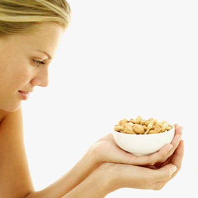 Ăn quá ít tinh bột. Trong một nghiên cứu do ĐH Tufts (Mỹ) tiến hành thì những phụ nữ có chế độ ăn low-carbs thực hiện các kiểm tra dựa trên trí nhớ kém hơn sơ với những phụ nữ chỉ cắt giảm calo nhưng không cắt giảm carbs. Chế độ ăn lý tưởng là 50-55% carbs phức hợp, 20-25% protein và 25% chất béo. Carbs phức hợp sẽ cung cấp năng lượng cho cơ thể trong khi protein, chất béo và chất xơ sẽ làm chậm quá trình tiêu hóa để cơ thể được cung cấp năng lượng trong thời gian đủ dài.