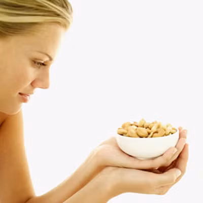 Ăn quá ít tinh bột. Trong một nghiên cứu do ĐH Tufts (Mỹ) tiến hành thì những phụ nữ có chế độ ăn low-carbs thực hiện các kiểm tra dựa trên trí nhớ kém hơn sơ với những phụ nữ chỉ cắt giảm calo nhưng không cắt giảm carbs. Chế độ ăn lý tưởng là 50-55% carbs phức hợp, 20-25% protein và 25% chất béo. Carbs phức hợp sẽ cung cấp năng lượng cho cơ thể trong khi protein, chất béo và chất xơ sẽ làm chậm quá trình tiêu hóa để cơ thể được cung cấp năng lượng trong thời gian đủ dài.