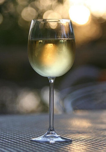 Phương pháp Drunkorexia (uống nhiều rượu). Phương pháp Drunkorexia nguy hiểm này bắt nguồn từ cuốn sách Reckless Teenage Behaviour. Những người áp dụng Drunkorexia phải hạn chế nạp calorie trong suốt tuần và sau đó có thể tha hồ “chén chú chén anh” vào dịp cuối tuần. “Logic” của chế độ ăn này đó là những người thực hiện được quyền uống rượu bia có lượng calorie ngang bằng với phần năng lượng từ thực phẩm họ đã nhịn cả tuần.