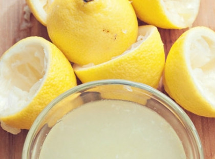 Phương pháp giải độc (detox) bằng chanh. Theo kết quả khảo sát do Hiệp hội các nhà dinh dưỡng của Australia cung cấp, phương pháp giải độc cơ thể bằng chanh là chế độ ăn uống kinh khủng nhất trong 2 năm liên tiếp. Khi áp dụng phương pháp này, phần năng lượng tiêu thụ bị hạn chế tối đa, cơ thể chuyển sang trạng thái đói và nó sẽ phá hủy quá trình trao đổi chất bên trong. Phần trọng lượng mất đi hầu hết là chất lỏng nên khi bạn bắt đầu ăn uống bình thường trở lại, cân nặng sẽ tăng rất nhiều. Đây là phương pháp không thể duy trì trong thời gian dài và chắc hẳn bạn sẽ không muốn thực hiện vì nó không cung cấp các chất dinh dưỡng thiết yếu cho cả một bộ máy trong cơ thể hoạt động.