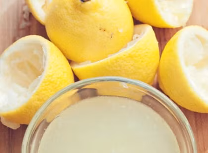 Phương pháp giải độc (detox) bằng chanh. Theo kết quả khảo sát do Hiệp hội các nhà dinh dưỡng của Australia cung cấp, phương pháp giải độc cơ thể bằng chanh là chế độ ăn uống kinh khủng nhất trong 2 năm liên tiếp. Khi áp dụng phương pháp này, phần năng lượng tiêu thụ bị hạn chế tối đa, cơ thể chuyển sang trạng thái đói và nó sẽ phá hủy quá trình trao đổi chất bên trong. Phần trọng lượng mất đi hầu hết là chất lỏng nên khi bạn bắt đầu ăn uống bình thường trở lại, cân nặng sẽ tăng rất nhiều. Đây là phương pháp không thể duy trì trong thời gian dài và chắc hẳn bạn sẽ không muốn thực hiện vì nó không cung cấp các chất dinh dưỡng thiết yếu cho cả một bộ máy trong cơ thể hoạt động.