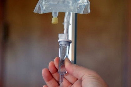 Phương pháp truyền dịch. Nếu đang liên tưởng đến những túi truyền nước biển trong bệnh viện, bạn nghĩ đúng rồi đấy! Không ít phụ nữ đã áp dụng phương pháp này để giảm cân dưới cái mác “tăng cường vitamin cho cơ thể” của sản phẩm. Các ngôi sao như Rihanna hay Simon Cowell không ngại ngần dùng phương pháp này để truyền dịch vào cơ thể mà không phải đụng đến bất kỳ đồ ăn thức uống nào.