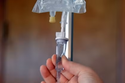 Phương pháp truyền dịch. Nếu đang liên tưởng đến những túi truyền nước biển trong bệnh viện, bạn nghĩ đúng rồi đấy! Không ít phụ nữ đã áp dụng phương pháp này để giảm cân dưới cái mác “tăng cường vitamin cho cơ thể” của sản phẩm. Các ngôi sao như Rihanna hay Simon Cowell không ngại ngần dùng phương pháp này để truyền dịch vào cơ thể mà không phải đụng đến bất kỳ đồ ăn thức uống nào.