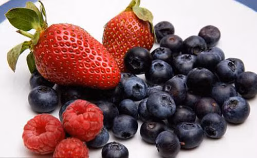 Nho đỏ và việt quất có chứa hợp chất có tác dụng tăng cường hệ miễn dịch.