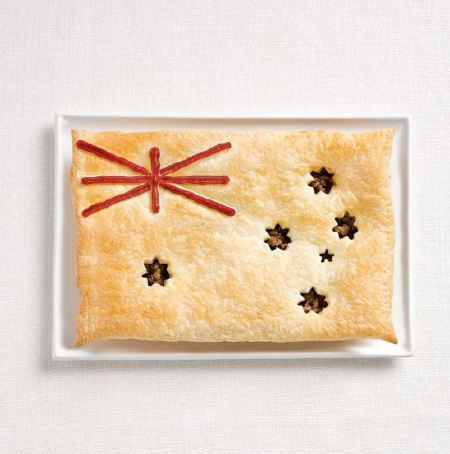 Bạn có nhận ra món ăn nào trong lá cờ nước Úc này không? Đó chính là chiếc bánh mì và nước xốt mà người Úc dùng hàng ngày.