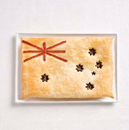 Bạn có nhận ra món ăn nào trong lá cờ nước Úc này không? Đó chính là chiếc bánh mì và nước xốt mà người Úc dùng hàng ngày.