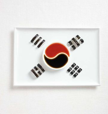 Những miếng cơm kimbap của Hàn Quốc thêm chút nước xốt tạo thành lá cờ quốc gia