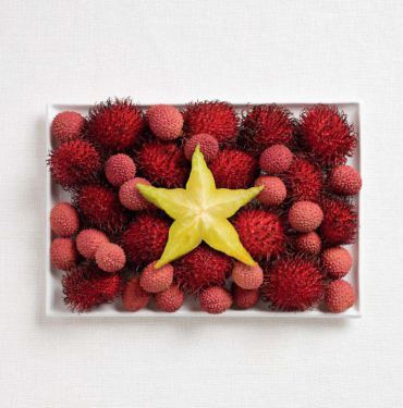 Quốc kỳ Việt Nam với sao vàng năm cánh là miếng khế cắt ngang và màu đỏ là của chôm chôm và vải thiều - những hoa quả "đặc sản" của hai miền Nam - Bắc.