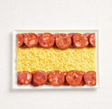 Lá cờ Tây Ban Nha đơn giản được tạo nên từ những miếng xúc xích và cơm Paella.