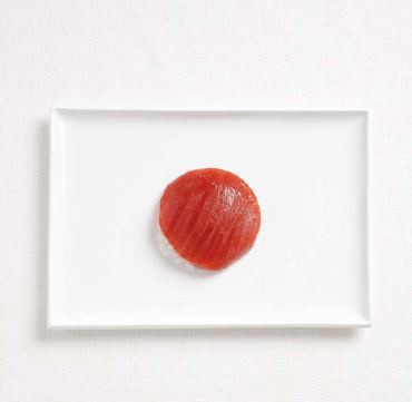 Cá ngừ và bột gạo để tạo nên lá cờ Nhật Bản