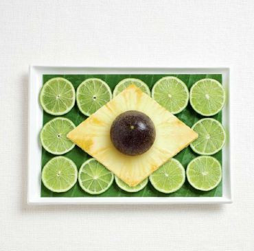 Quốc kỳ Brazil từ chanh, dứa nằm trên nền lá chuối.