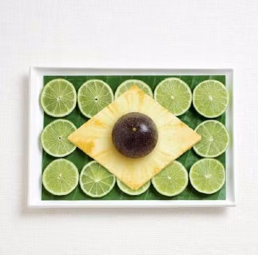 Quốc kỳ Brazil từ chanh, dứa nằm trên nền lá chuối.