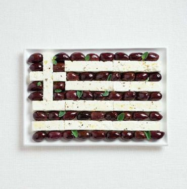 Lá cờ Hy Lạp từ quả ô liu và pho mát