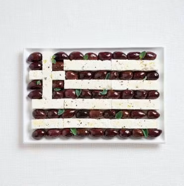 Lá cờ Hy Lạp từ quả ô liu và pho mát